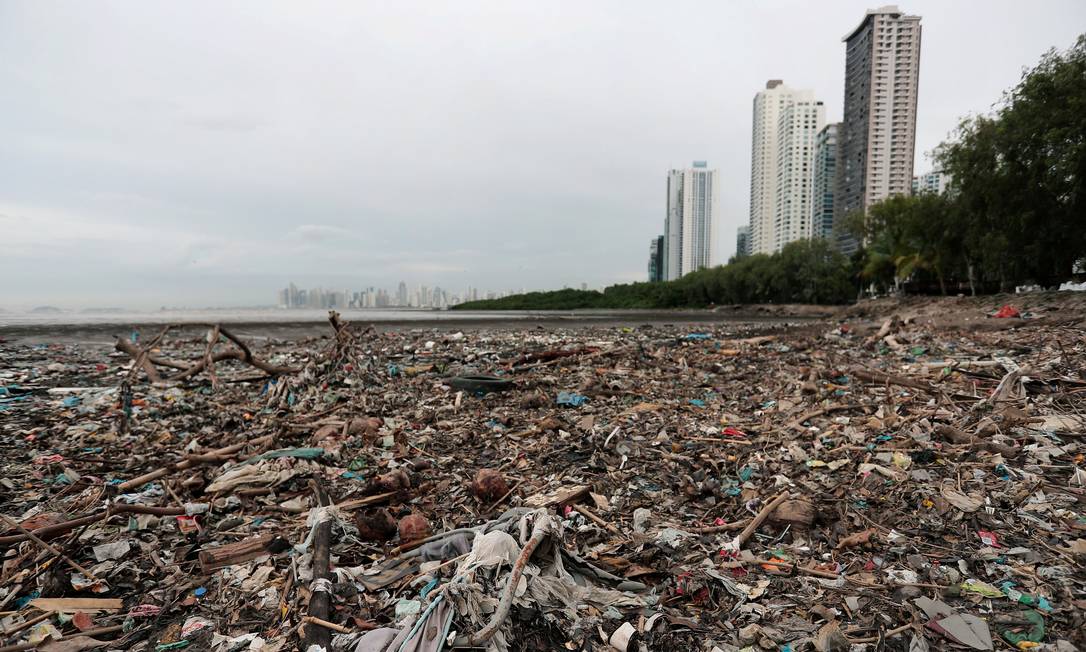 Visão de praia na Cidade do Panamá; país baniu uso de sacolas plásticas para reduzir a poluição Foto: ERICK MARCISCANO / REUTERS