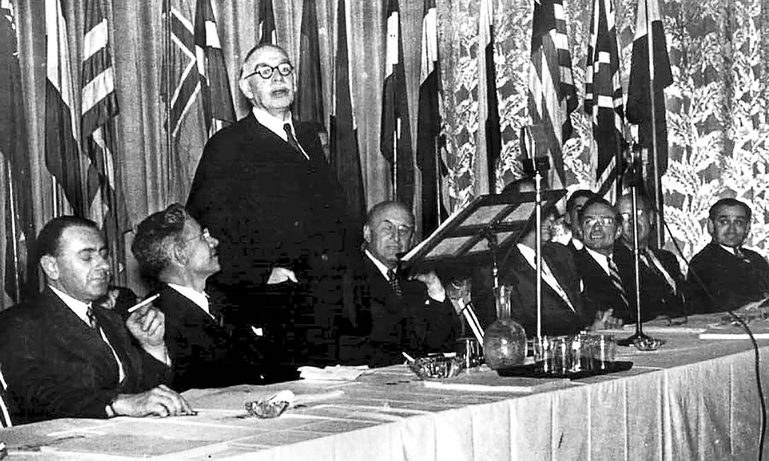
O economista britânico John Maynard Keynes (de pé) discursa na conferência de Bretton Woods, que traçou a estrutura financeira do mundo
Foto:
Foto Banco Mundial/Reprodução
