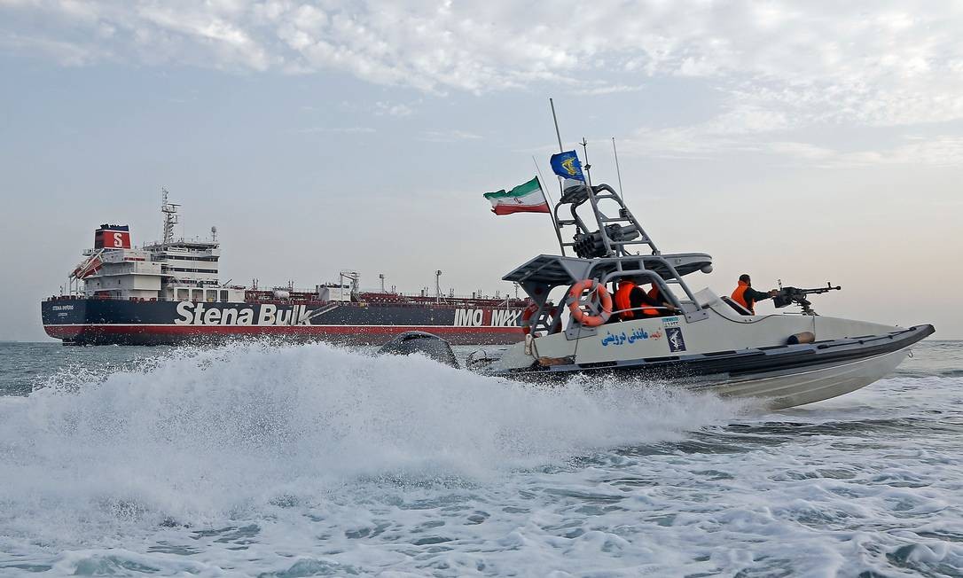 Barcos iranianos fazem patrulha perto do navio britânico Stena Impero, capturado no Estreito de Ormuz na sexta-feira. Petroleiro está ancorado no porto de Bandar Abbas, no sul do Irã Foto: HASAN SHIRVANI / AFP