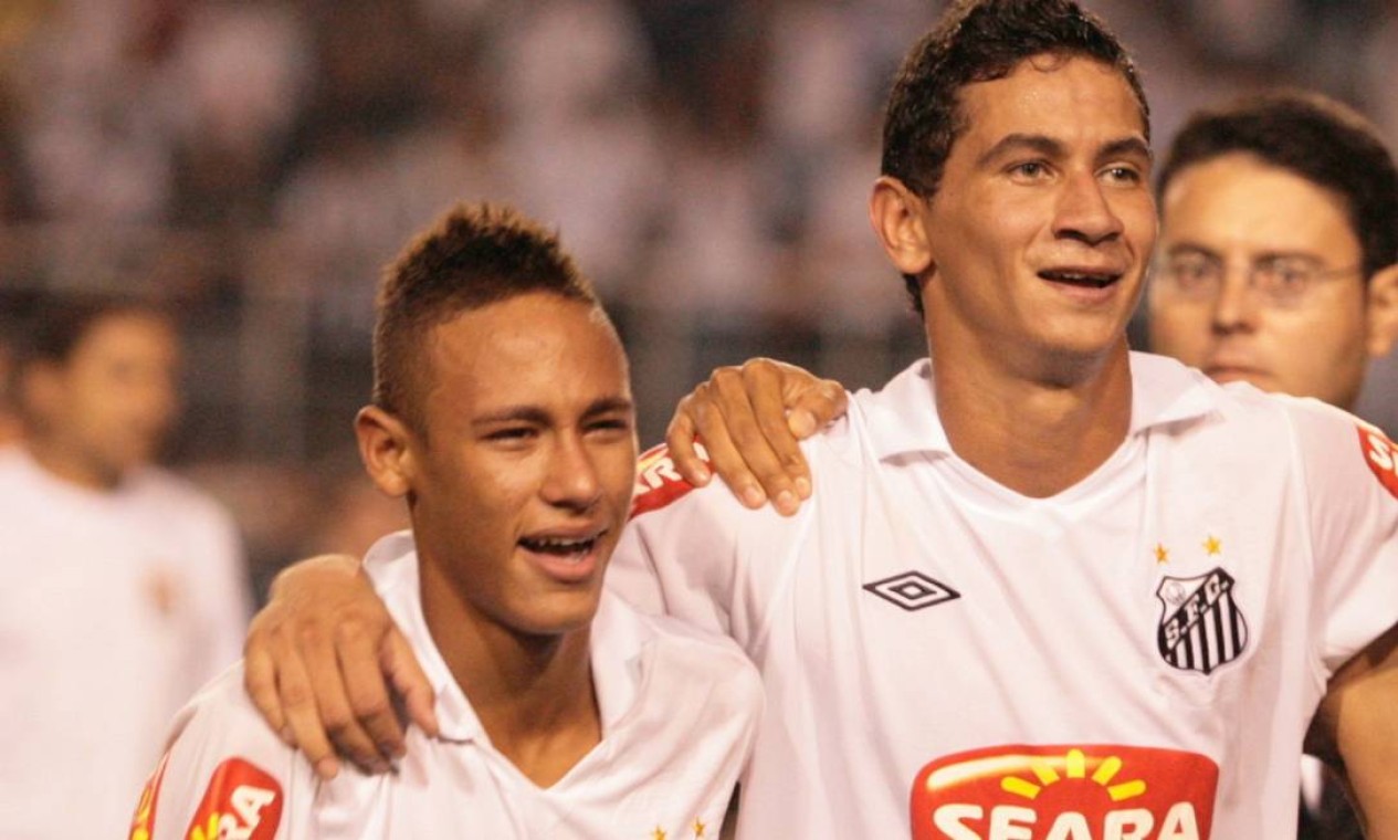 O atacante Neymar e seu companheiro de time Paulo Henrique Ganso, no Santos, em 2010 Foto: Marcos Alves / Agência O Globo