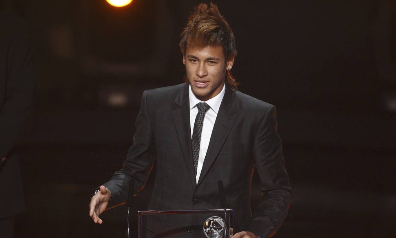 Neymar recebe o prêmio Puskás, entregue pela FIFA, do gol mais bonito em 2011. Gol feito na partida entre Flamengo e Santos, na Vila Belmiro, em 27 de julho Foto: CHRISTIAN HARTMANN / Reuters