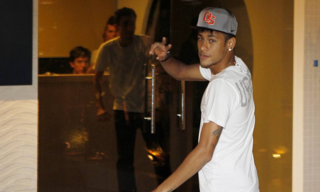 Em 2013, Neymar assina contrato com o Barcelona e viaja para a Espanha. A venda foi realizada em 2011, mas somente em 2013 Neymar deixou o Santos Foto: Michel Filho / Agência o Globo