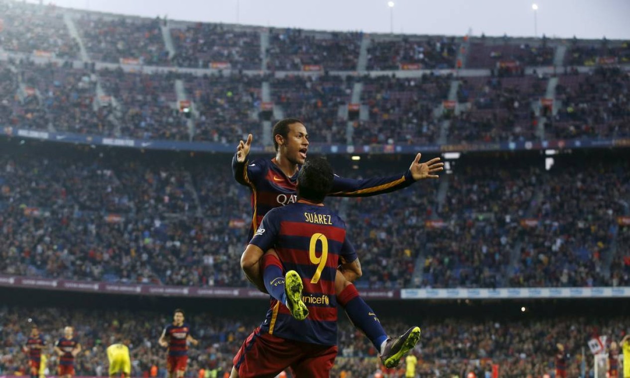 Neymar comemora com Suarez o gol que fez no jogo contra o Villarreal quando jogava pelo Barcelona no campeonato espanhol, em 2015. Jogador deu um chapéu no rival dentro da área antes de finalizar com êxito para o gol no estádio Camp Nou, Barcelona Foto: ALBERT GEA / Reuters