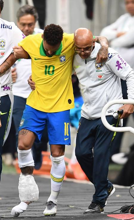 O atacante Neymar fica fora da Copa América após sofrer uma ruptura de ligamentos no tornozelo durante amistoso entre a seleção brasileira e o Qatar no estádio Mané Garrincha, em Brasília, em junho Foto: Evaristo Sa / AFP