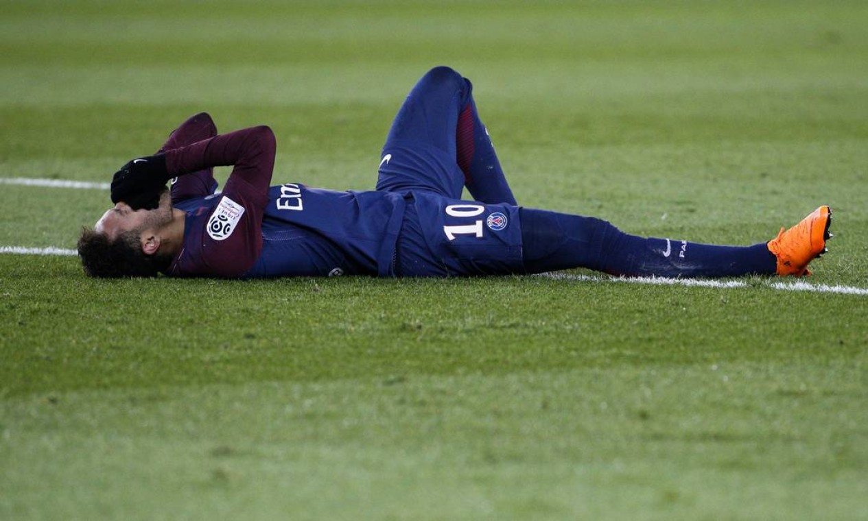 Jogador sofre fissura no quinto metatarso do pé direito durante jogo entre o Paris Saint-Germain e Olympique de Marselha, no estádio Parc des Princes, Paris, em fevereiro de 2018. Neymar passou por cirurgia e colocou um pino no pé Foto: GEOFFROY VAN DER HASSELT / AFP