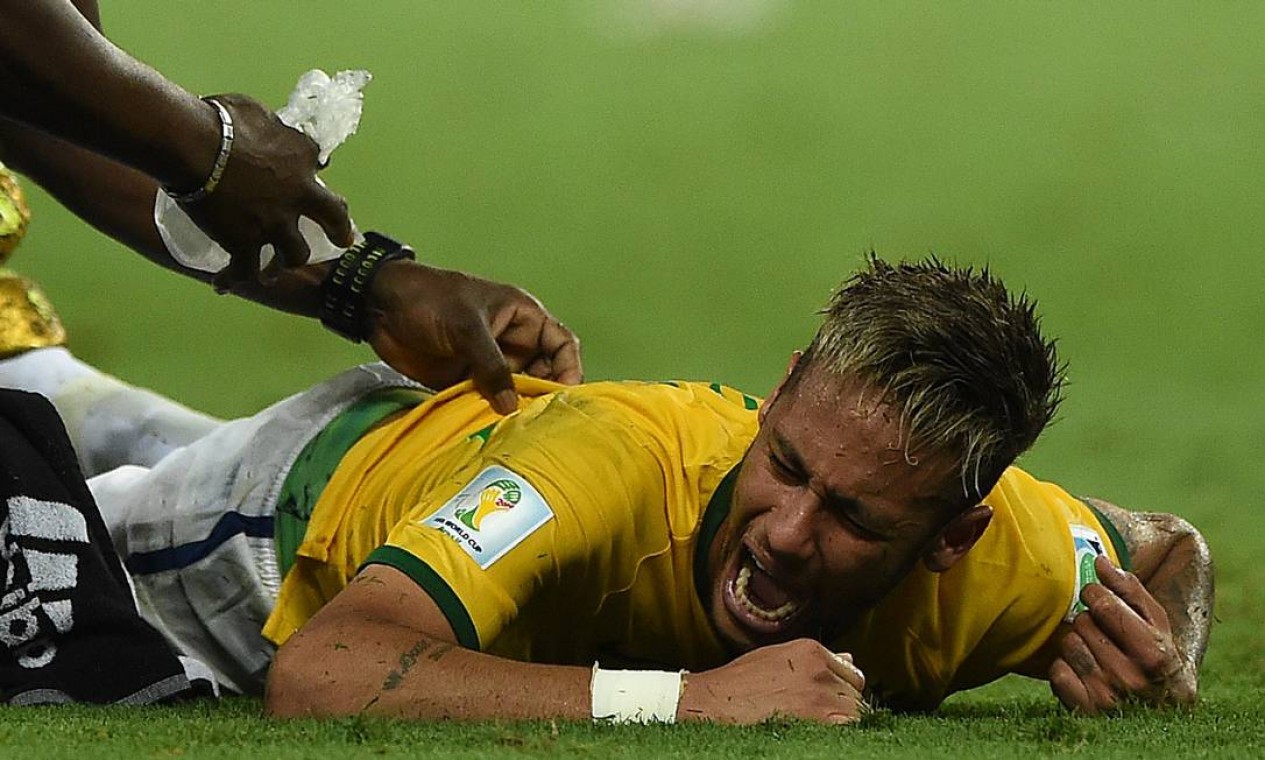 Neymar sofre fratura na terceira vértebra lombar em disputa de bola com o jgador colombiano Zúñiga. Jogo com a Colômbia pela Copa do Mundo, em 2014, foi ganho pelo Brasil por 2 a 1. Neymar ficou fora dos demais jogos Foto: EITAN ABRAMOVICH / AFP