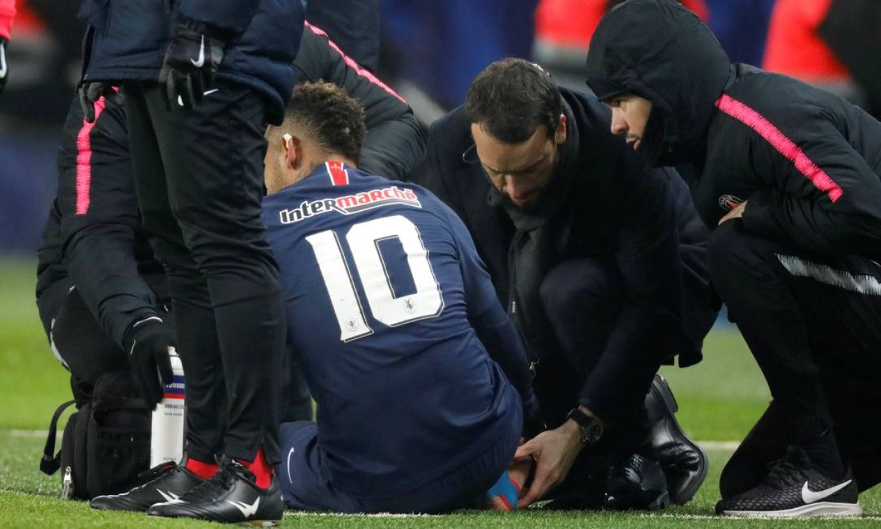 Neymar é atendido dentro de campo no jogo do Paris Saint-Germain contra o Strasbourg pela Copa da França. Nova lesão ocorreu um ano depois da primeira, no quinto metatarso do pé direito, em janeiro de 2018, e que quase o tirou da Copa do Mundo Foto: Charles Platiau / Reuters