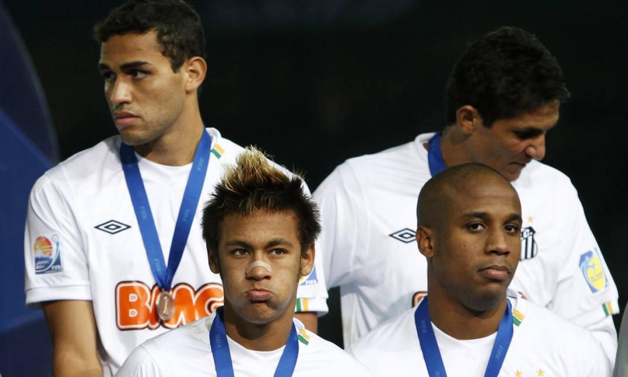 Neymar, Borges (à direita), Henrique (esquerda ao alto) e Durval na entrega de medalhas da final de 2011 na disputa do Mundial em Yokohama, Japão. O Santos perdeu a disputa para o Barcelona, que comprou Neymar por 60 milhões de euros Foto: Toru Hanai / Reuters