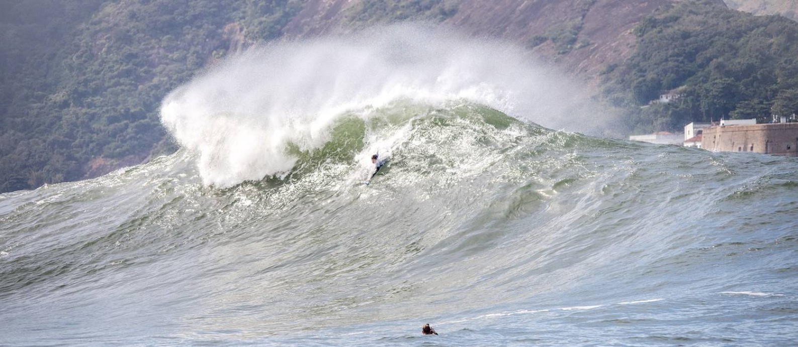 Com ventos fortes e mar agitado na Baía de Todos-os-Santos, ondas