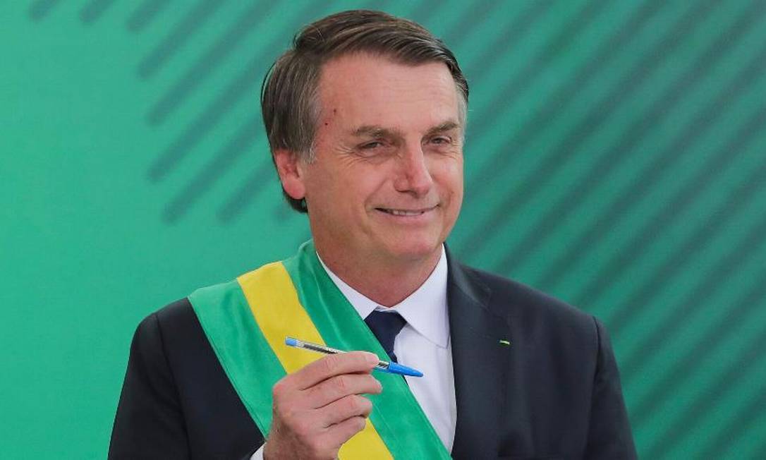 O presidente Jair Bolsonaro assina o termo de osse do cargo no Congresso Nacional Foto: AFP