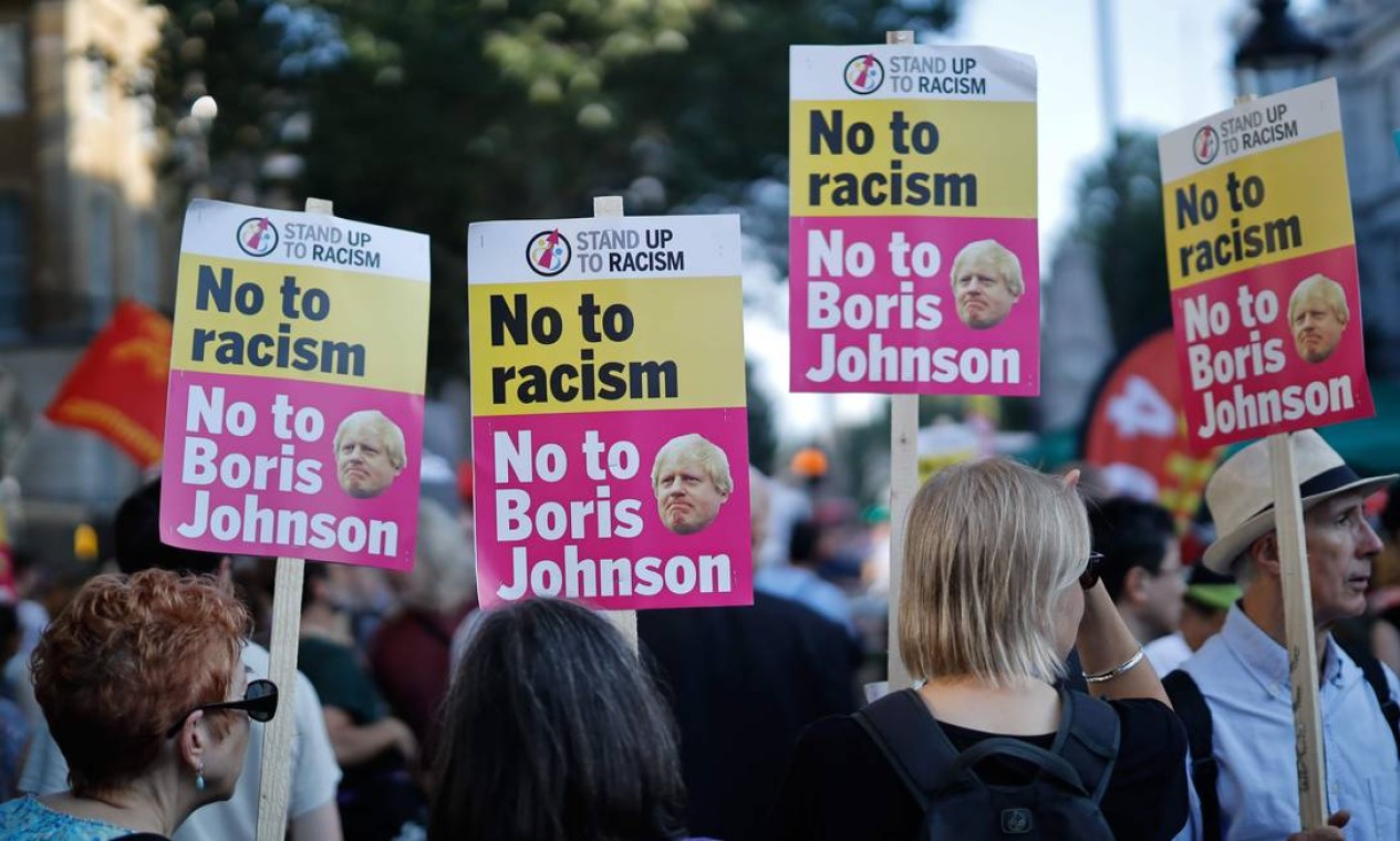 Mesmo antes de ser eleito, Boris Johnson já era alvo de protesto. Manifestantes se reuniram em frente a Downing Street com cartazes mostrando descontentamento com o novo primeiro-ministro Foto: TOLGA AKMEN / AFP