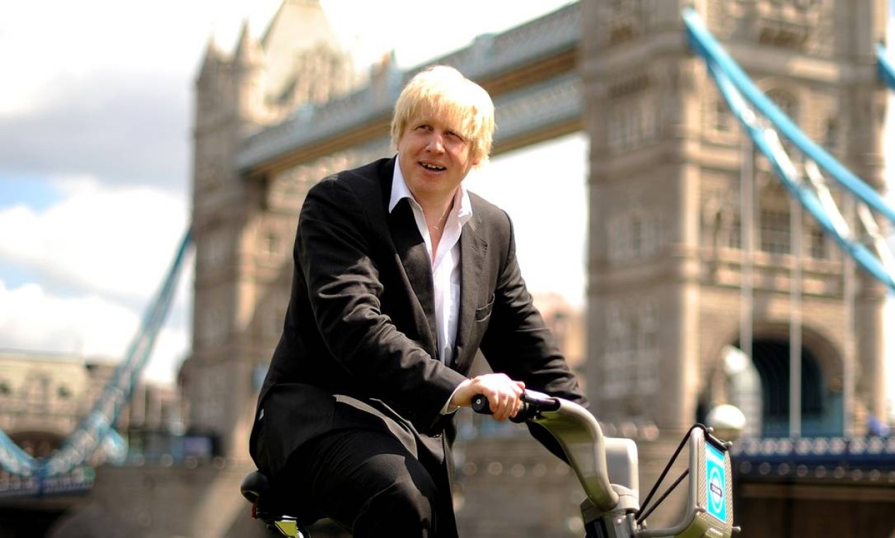 O primeiro-ministro herda um país em crise e o Partido Conservador dividido. Nesta foto tirada em 28 de maio de 2010, Johnson promove o aluguel de bicicletas de Londres Foto: BEN STANSALL / AFP