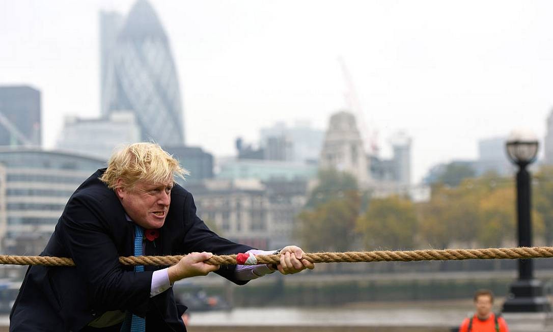 Boris Johnson, quando prefeito de Londres, participa de competição de cabo de guerra Foto: Ben Pruchnie / Getty Images
