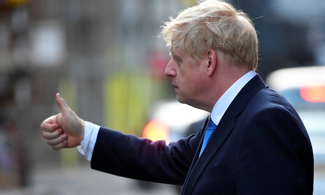 
Boris Johnson deixa recepção privada logo após ser eleito líder dos conservadores britânicos e, assim, novo primeiro-ministro do Reino Unido: escolha por ser lembrado por suas muitas falhas ou por um único ato de bravura
Foto:
TOBY MELVILLE/REUTERS
