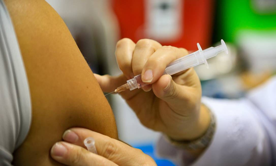 Jovens são principal alvo de campanha de vacinação contra o sarampo Foto: Roberto Moreyra / Agência O Globo