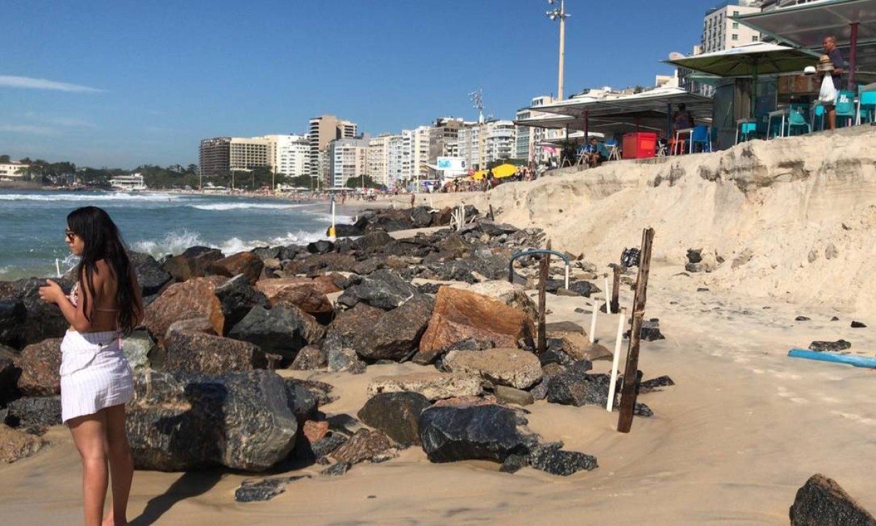 Apenas um pequeno espaço lotado de pedras separa o mar dos quiosques do calçadão Foto: Vera Araújo / Agência O Globo