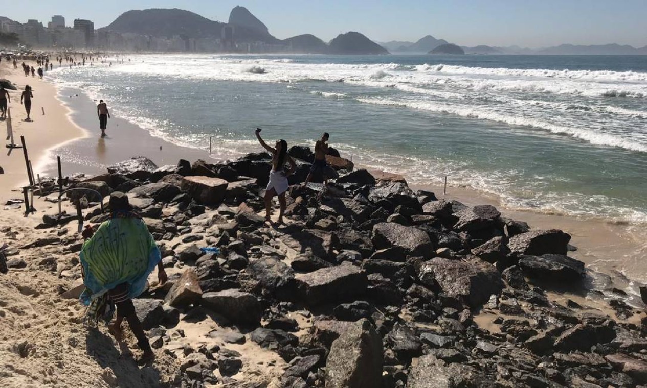 Banhistas aproveitam a paisagem diferente para tirar selfies Foto: Vera Araújo / Agência O Globo