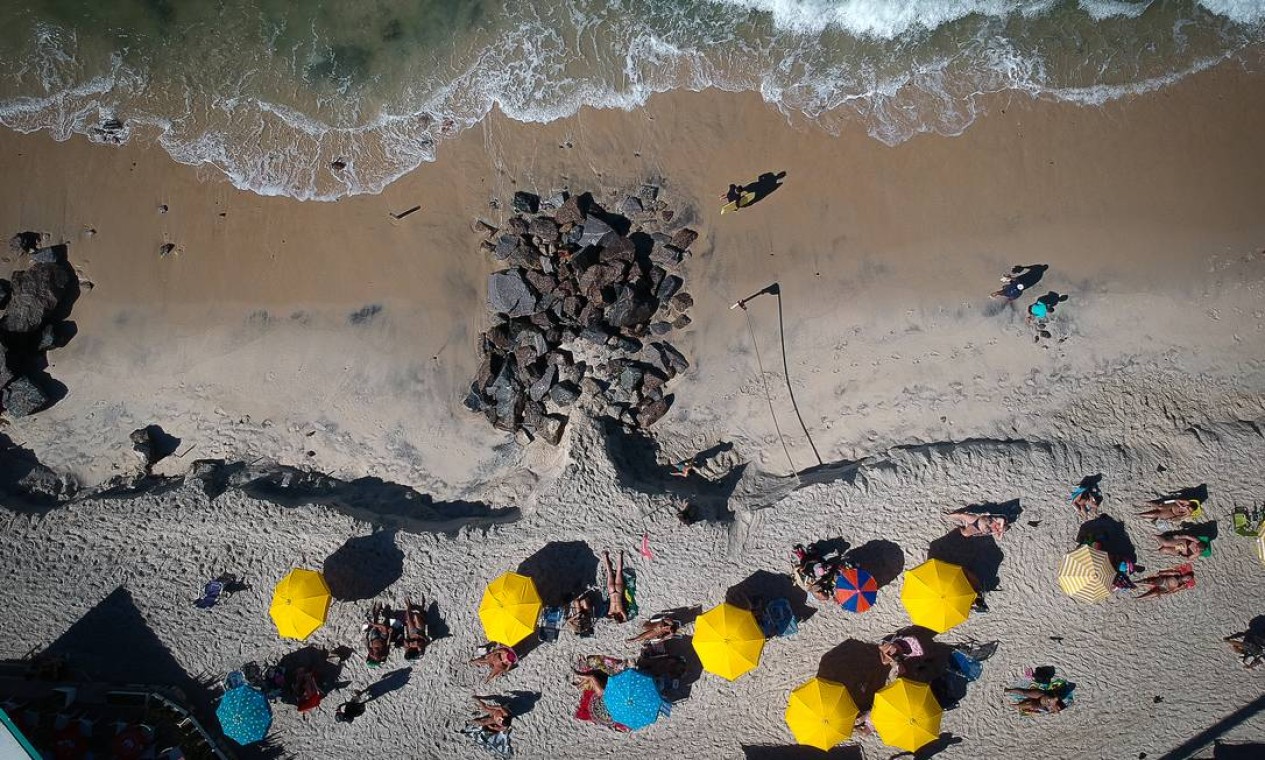 Onde normalmente existe uma longa extensão de areia, imagens de hoje mostram apenas um espaço lotado de pedras Foto: Pablo Jacob / Agência O Globo