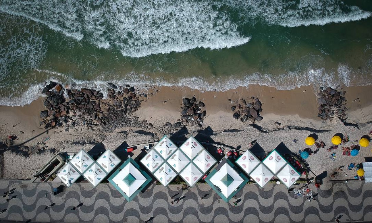 Ressaca provoca o sumiço de faixa de areia na altura do Posto 5 da Praia de Copacabana, um dos cartões-postais do Rio Foto: Pablo Jacob / Agência O Globo