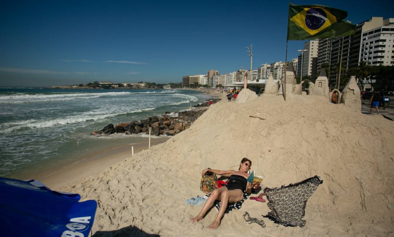 Apesar do cenário diferente, a ressaca não atrapalhou quem pretendia aproveitar a praia Foto: Brenno Carvalho / Agência O Globo