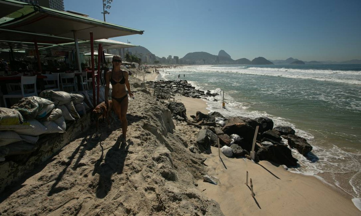 Banhistas se espremem no que restou da faixa de areia Foto: Brenno Carvalho / Agência O Globo