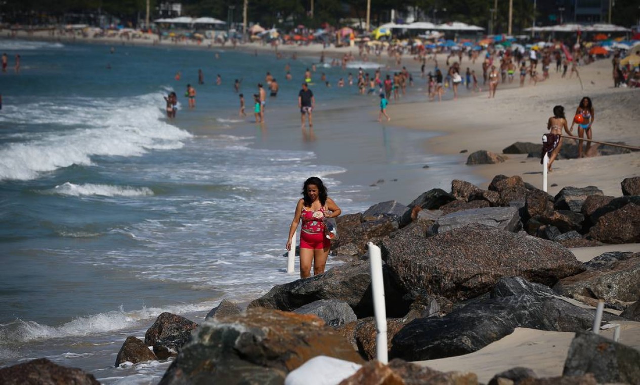 Incomuns, pedras à beira-mar chamam atenção Foto: Pablo Jacob / Agência O Globo