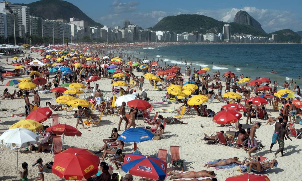Praia de Copacabana, na altura do Posto 5, em foto de janeiro de 2009 Foto: Ricardo Leoni / Agência O Globo