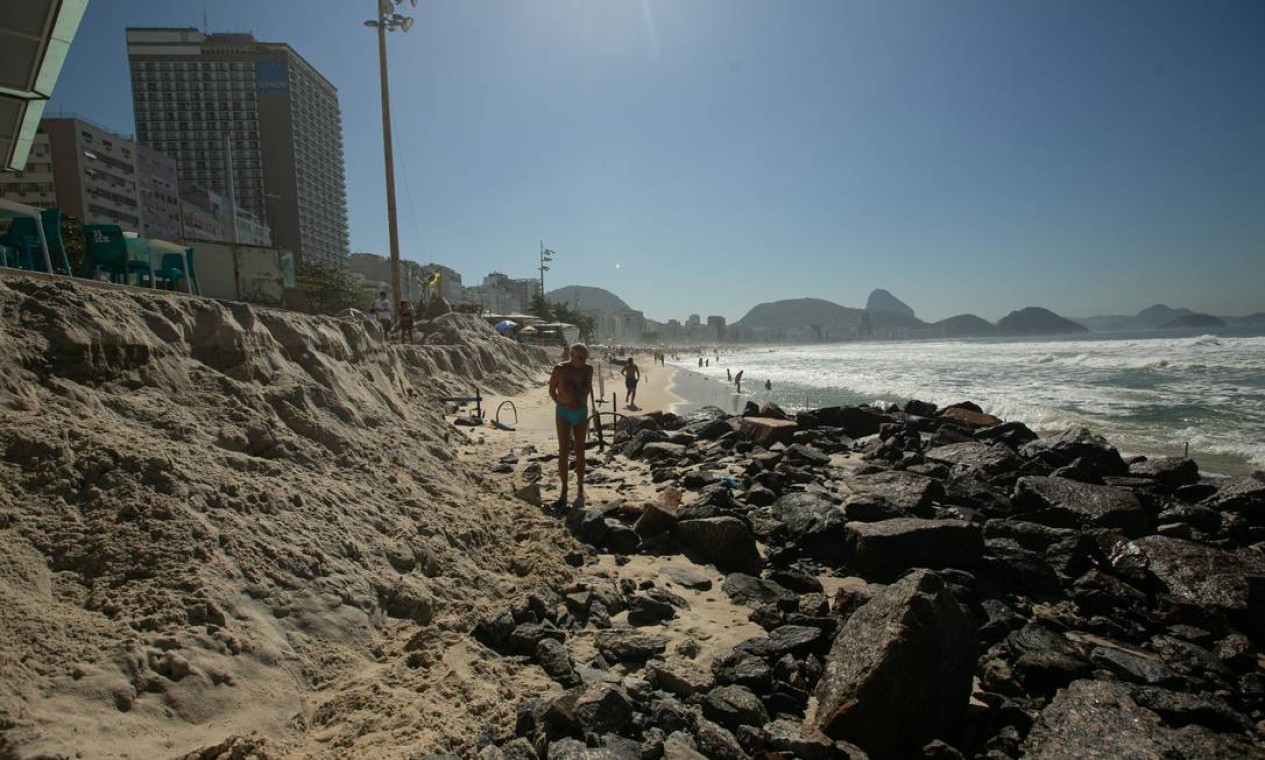 Banhistas, agora, se espremem no que restou da faixa de areia da praia mais famosa da cidade Foto: BRENNO CARVALHO / Agência O Globo