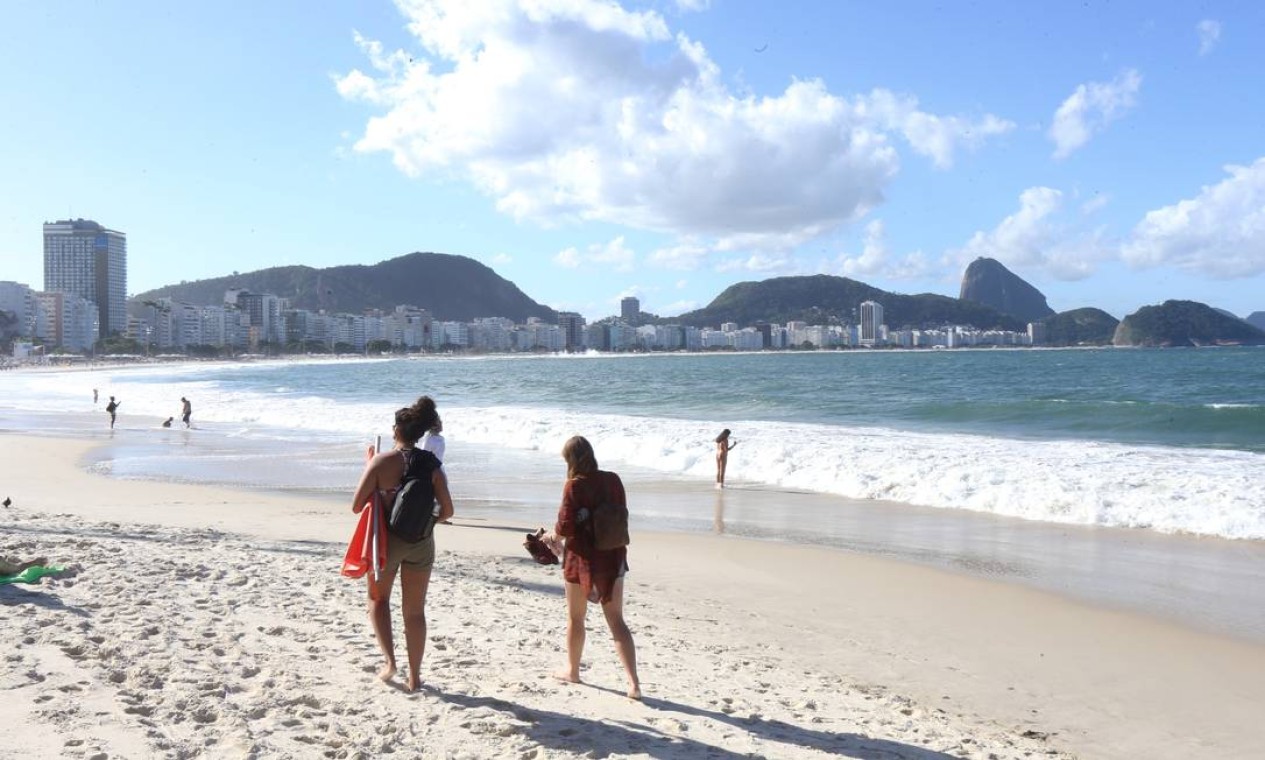 Nesta foto do dia 6 de junho deste ano é possível ter ideia da extensão de areia que foi levada pelo mar durante uma semana de ressaca que atingiu o litoral do Rio Foto: Guilherme Pinto / Agência O Globo