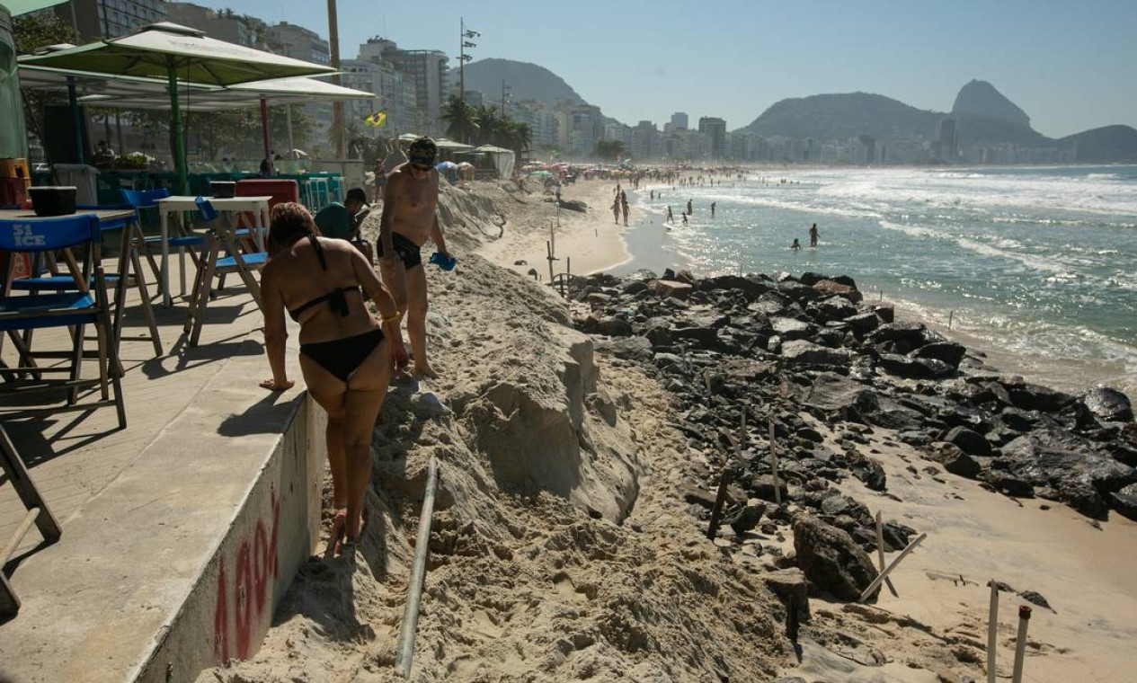 Praia de Copacabana, na altura do Posto 5, em foto registrada nesta quarta-feira (24) Foto: BRENNO CARVALHO / Agência O Globo