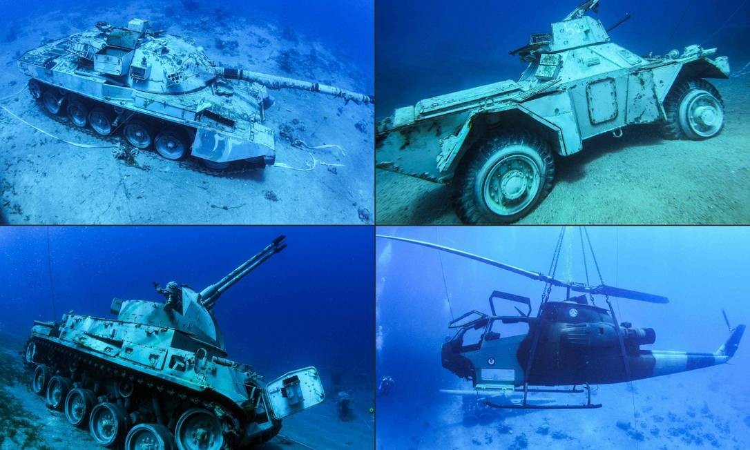 Peças do museu submarino na costa de Aqaba, Jordânia: tanque de combate modelo Khalid, veículo blindado, helicóptero AH-1 Cobra e veículo de disparo antiaéreo das Forças Armadas jordanianas Foto: - / AFP