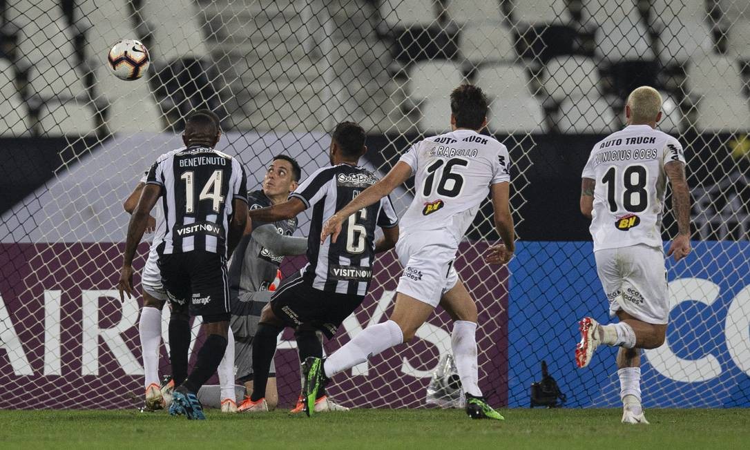 Gatito observa a bola na Ã¡rea do Botafogo na partida contra o AtlÃ©tico-MG Foto: Alexandre Cassiano / Alexandre Cassiano