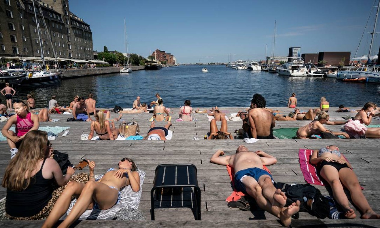 Pessoas aproveitam o sol de verão em Ofelia Square, em Copenhague, na Dinamarca Foto: RITZAU SCANPIX DENMARK / REUTERS