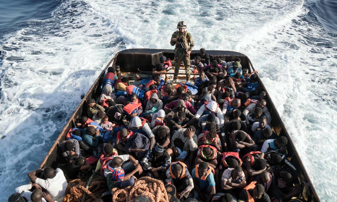 Na imagem, um barco da guarda costeira da Líbia resgata 147 imigrantes que tentavam entrar ilegalmente na Europa, em 2017 Foto: TAHA JAWASHI / AFP