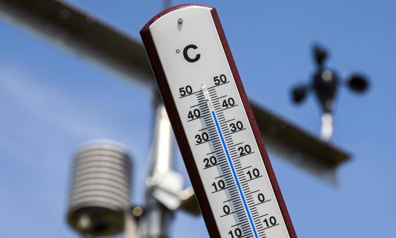 Termômetro indica temperatura de mais de 40°C em uma estação meteorológica do Instituto Real de Meteorologia da Holanda (KNMI), em Arnhem Foto: VINCENT JANNINK / AFP
