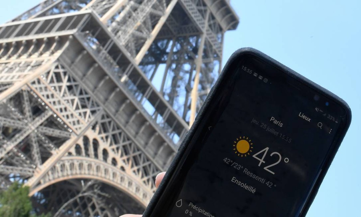 Smartphone indica temperatura de 42 graus Celsius próximo à Torre Eiffel, em Paris Foto: BERTRAND GUAY / AFP