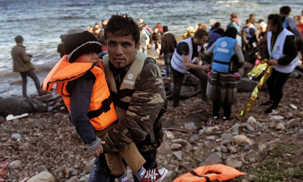 Refugiados chegam à ilha grega de Lesbos após atravessar o Mar Egeu da Turquia, em 2 de novembro de 2015. Em outubro daquele ano, segundo a ONU, mais de 218 mil imigrantes e refugiados atravessaram ilegalmente o Mediterrâneo para a Europa Foto: Aris Messinis / AFP