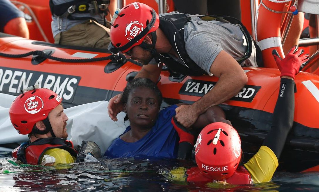 Membros da ONG Proactiva resgatam uma mulher no mar Mediterrâneo a cerca de 135 quilômetros da costa da Líbia, em 17 de julho de 2018 Foto: PAU BARRENA / AFP