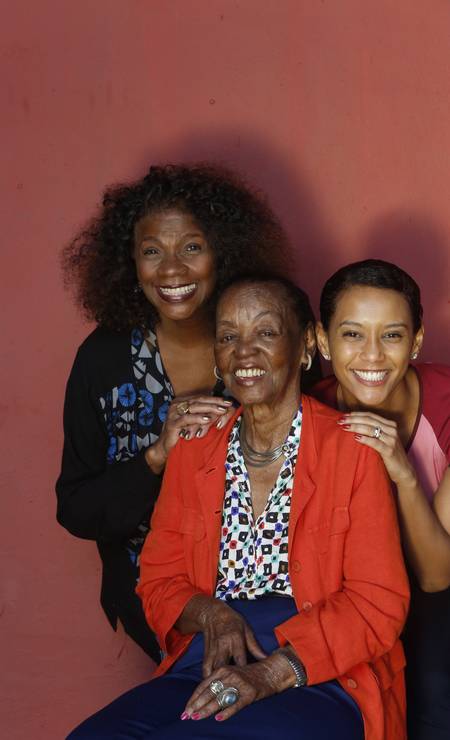 Encontro, em 2013, das atrizes Zezé Motta, Ruth de Souza e Thaís Araújo: tres gerações na TV brasileira Foto: Ana Branco / Agência O Globo