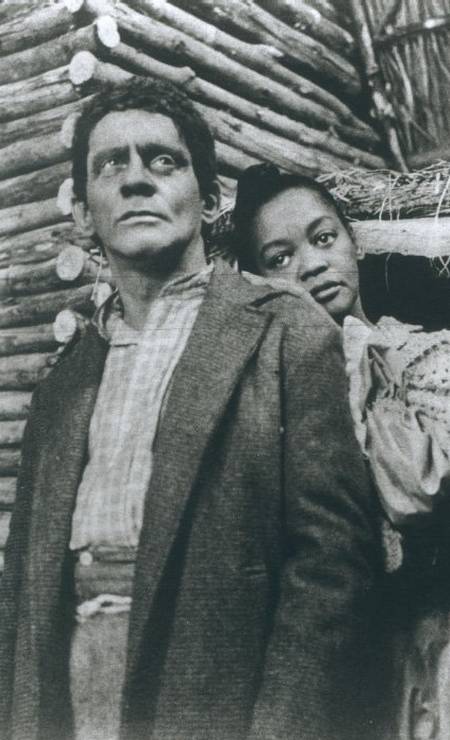 Ruth de Souza e o ator Sérgio Cardoso na novela "A cabana do Pai Tomás", de 1969, em que se tornou a primeira atriz negra a protagonizar um trama na TV brasileira Foto:  