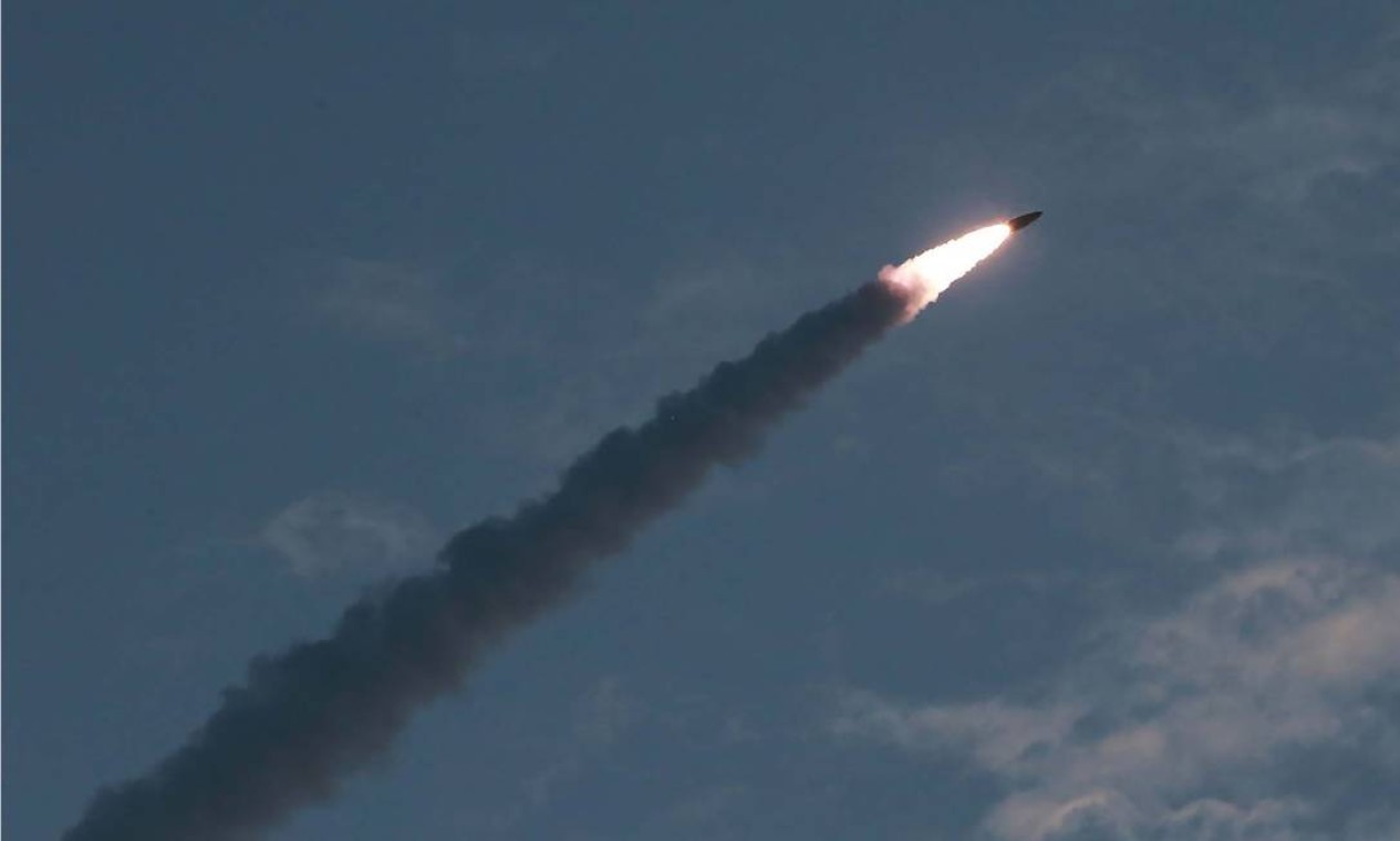 Um dos mísseis percorreu mais de 430 quilômetros, enquanto o outro atingiu 690 quilômetros. Ambos caíram no Mar do Japão, de acordo com especialistas dos Estados Unidos e da Coreia do Sul Foto: KCNA VIA KNS / AFP