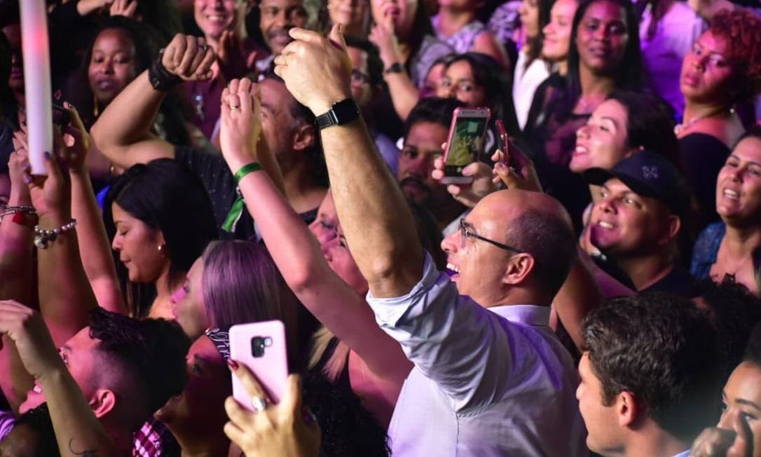 Animado, o governador Wilson Witzel se diverte ao lado de fãs do cantor Alexandre Pires, no lançamento do DVD "O baile do Nêgo Véio" em 25 de julho Foto: Reprodução