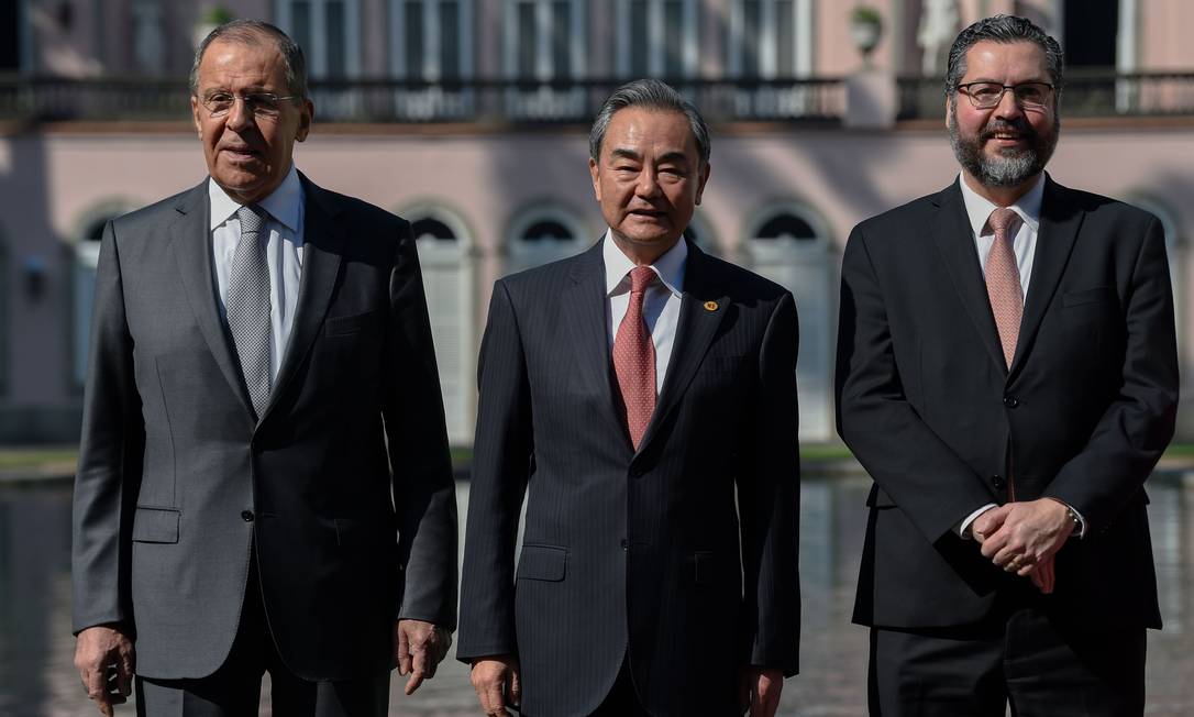 
O chanceler russo, Sergey Lavrov, e o chinês Wang Yi ao lado de Ernesto Araujo, no Palácio do Itamaraty
Foto:
MAURO PIMENTEL
/
AFP
