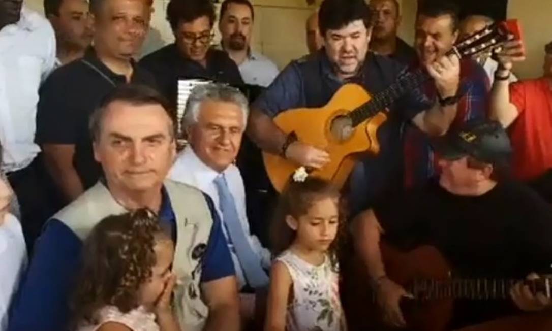 Bolsonaro almoça com Amado Batista, que cantou e tocou violão sentado ao lado do presidente Foto: Reprodução / Facebook