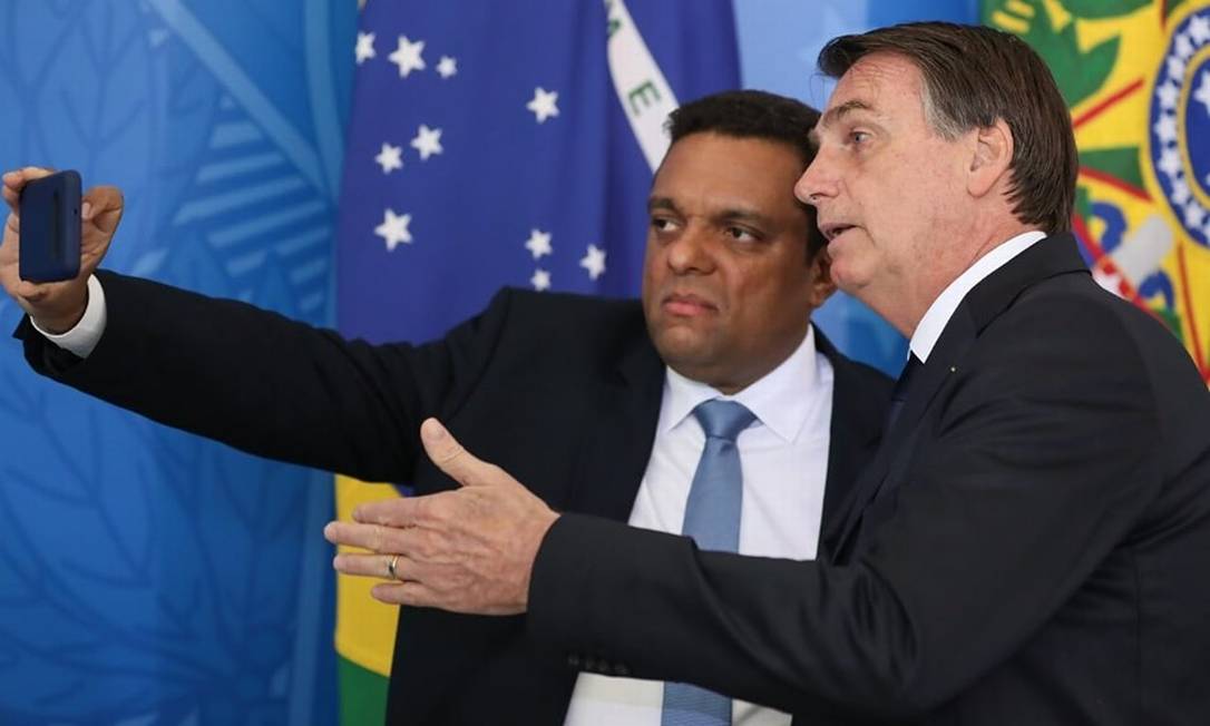 Deputado Otoni de Paula, vice-líder do governo na Câmara, e presidente Jair Bolsonaro Foto: Reprodução