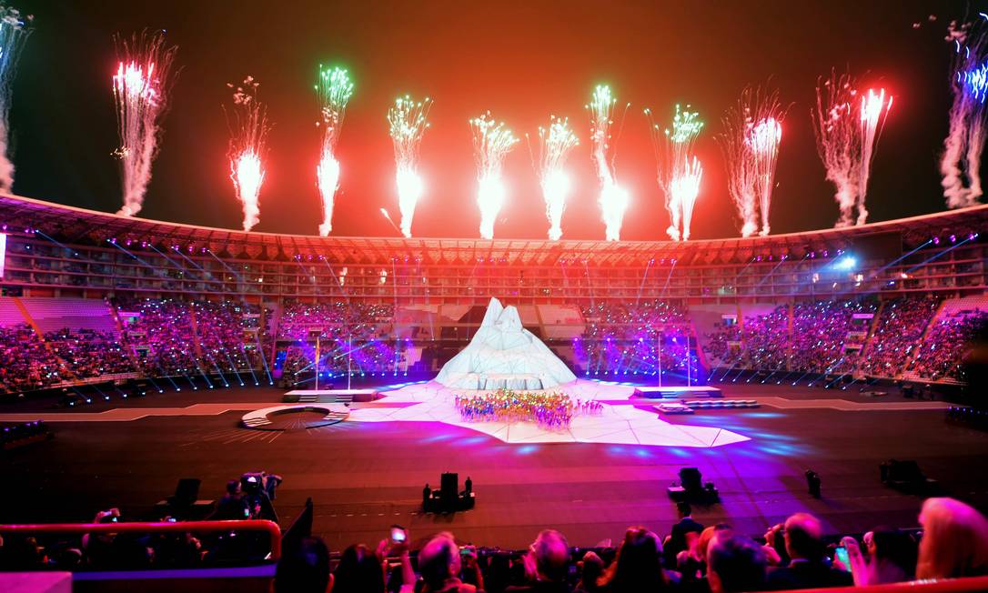 Empolga? Cerimônia de abertura dos Pan, realizada ontem no Estádio Nacional, teve referências à cultura peruana e show de fogos de artifício Foto: PEDRO UGARTE / PEDRO UGARTE/AFP