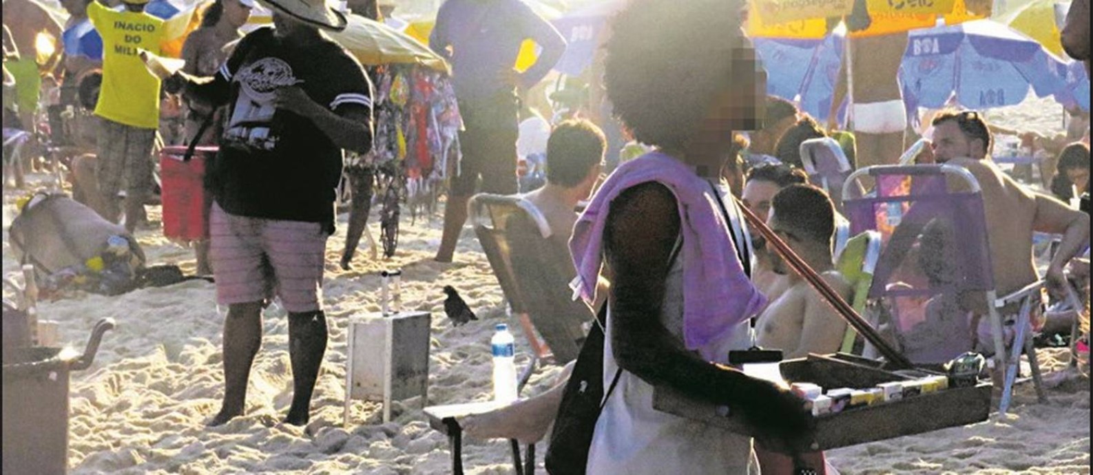 No fundo dos tabuleiros, alguns ambulantes guardam droga que oferecem aos clientes, muitos deles turistas. Um saco de cocaína pode ser negociado por até R$ 100 à beira-mar Foto: Pedro Teixeira