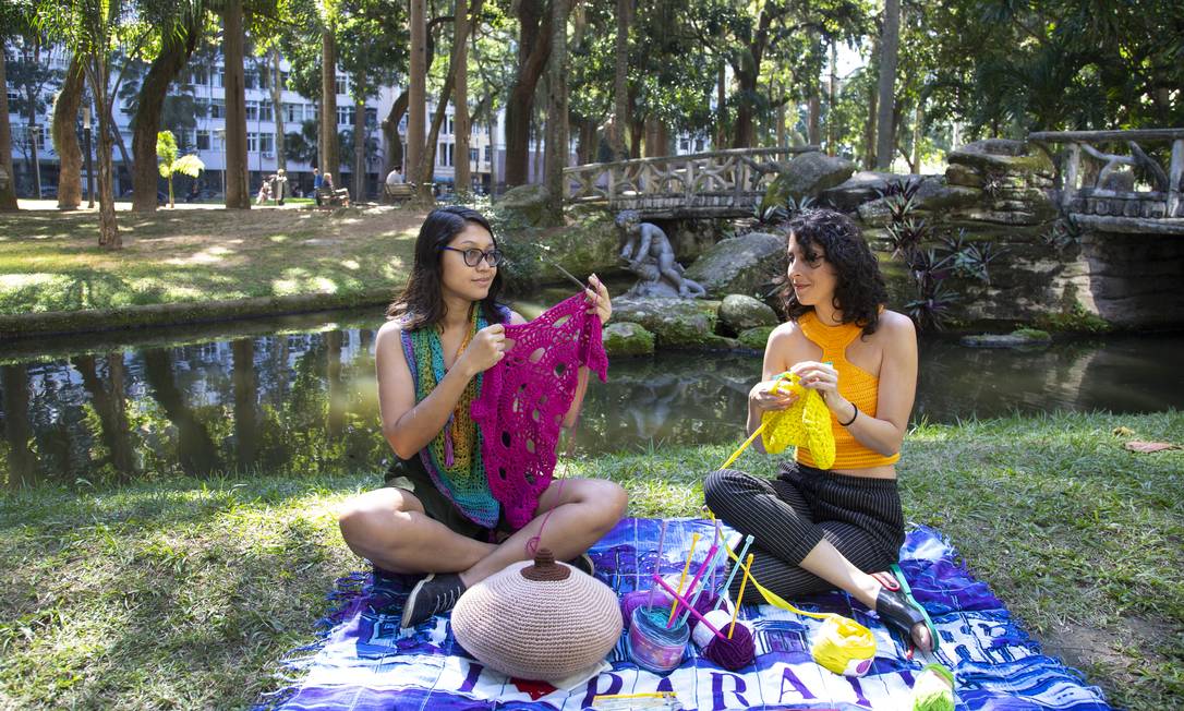 Natasha e Thainá se encontraram em grupo de crochê de rede social Foto: Marcos Ramos / Agência O Globo