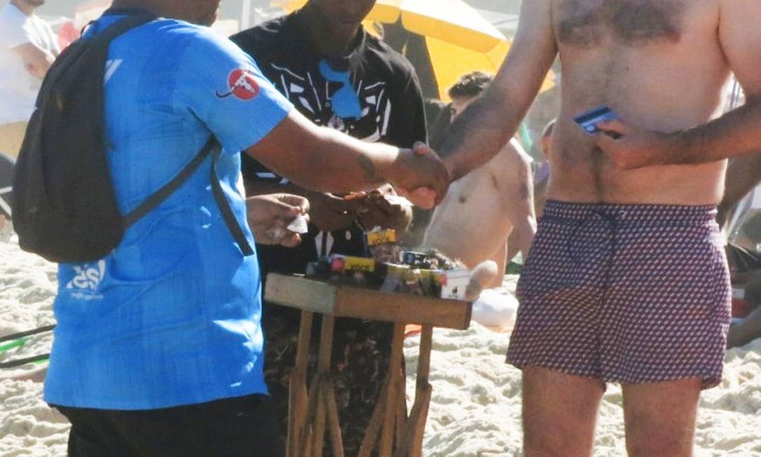 Venda de drogas na praia de Ipanema, altura do Posto 9 Foto: Pedro Teixeira