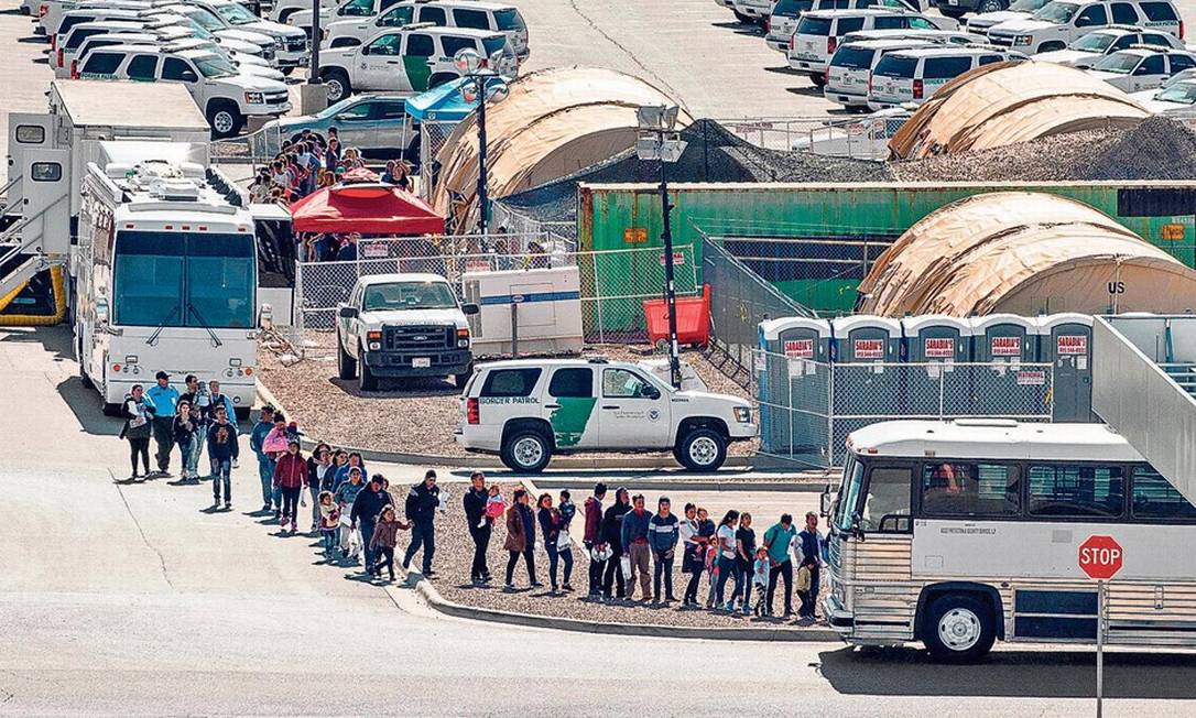 Imigrantes aguardam para serem transferidos a outro abrigo, após deixarem Estação de Patrulha da Fronteira do Texas, em El Paso: deportação de brasileiros pode aumentar Foto: PAUL RATJE/AFP/27-4-2019